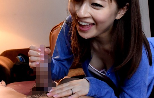 スケベいフェロモンが爆発しまくるボッキを刺激する母の親友が亀頭の抑えきれない日　新山沙弥