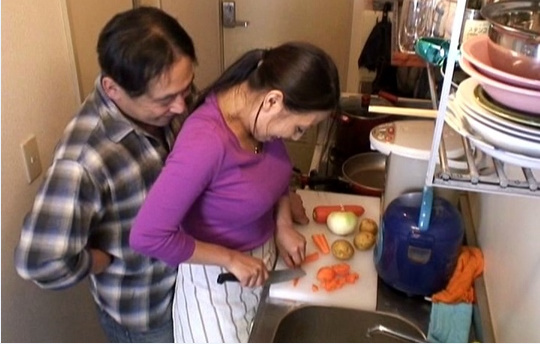 家政婦さんのプリ乳を揉んで吸って挟んでその気になったら竿生パコ　村上涼子