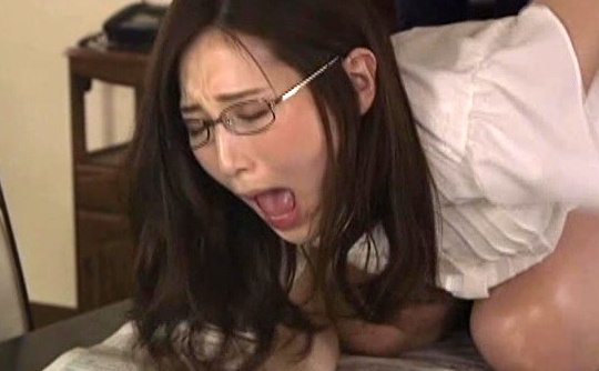 クズクズ偉そう奥さんの堪え顔 佐々木あき バキュームに謝らせたら感じてしまった女