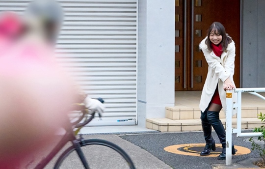 低身長で小動物系の童顔若妻にリモバイモニター体験のバイトをお願いしたら…外でのリモバイ徘徊に興奮し初心男のチ●ポ足コキ、素股で翻