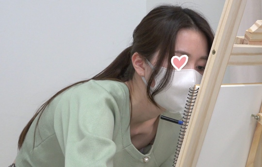 ［お絵描き教室/胸チラ②］セレブ系美人主婦の前屈み浮きブラ乳首の造形美！