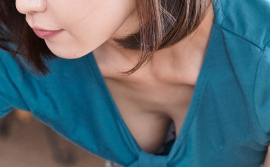 胸元から色香が放たれた母親の親友に股間が狂気の舞！　篠田ゆう