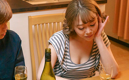 絶対にバレちゃいけない禁断性交！カノジョに極秘でお母様ともヤッっちゃってます　浜崎真緒