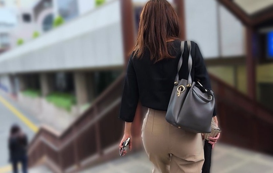 「美人系お姉さんのお尻を近くでチェック」(3名)