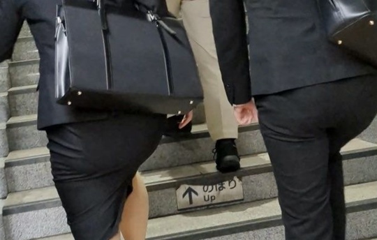 スリットと大股歩行のセクシーOLさん、都会の夜を闊歩！(後編)