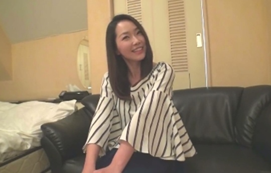 眼○市場リクルーターページの撮影に行ったらがっつり制服スカートの中身が見られました