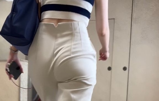 春の光に映える白シャツインのパンツスーツOLさん！