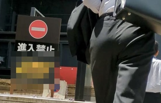 〔非コンプラ動画(69)〕アパレルスタッフ集団痴カン※シ●御●▽（黒髪セミロング、身長160cm前後、ミニスカート）