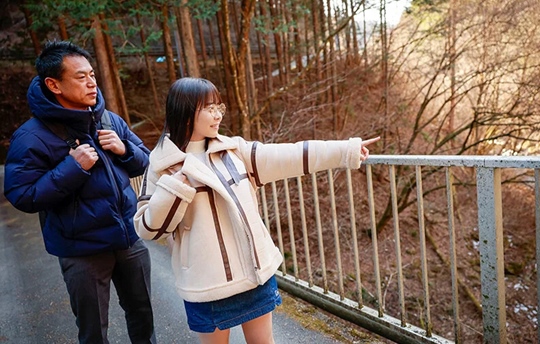 ぴちぴちデカ乳JKに溶けた年配教師と夜通し乳繰り交わり合った温泉旅館