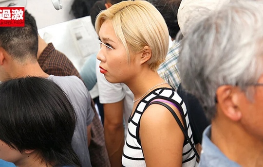 キンパツGALを迫った興奮ウズウズなフィンガーテクで潮吹き！