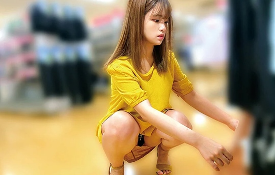 GAL販売員さんのプリ尻パンちら迫った性強要肉竿責め！