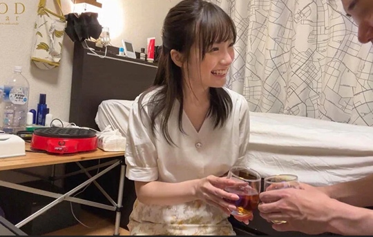 考えられない！？最上級美人が自宅でち〇ぽを捏ねくり乱す特上発射！