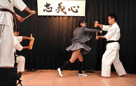 高飛車JKが卒業直後に肉竿突破を賭けたマジファイト！