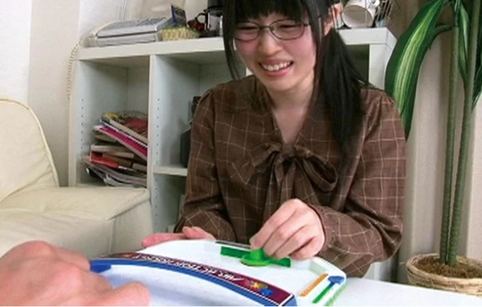 素朴眼鏡娘に膣内出ししまくる