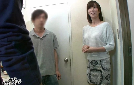 旦那の横で息子の肉竿を嘗め回すタブーの快感に蕩けた極悪母子姦淫