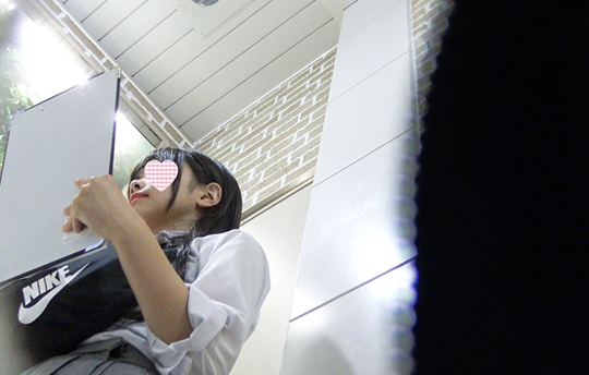 駅構内で見つけたJKにアンケートさせながらパンチラを狙う